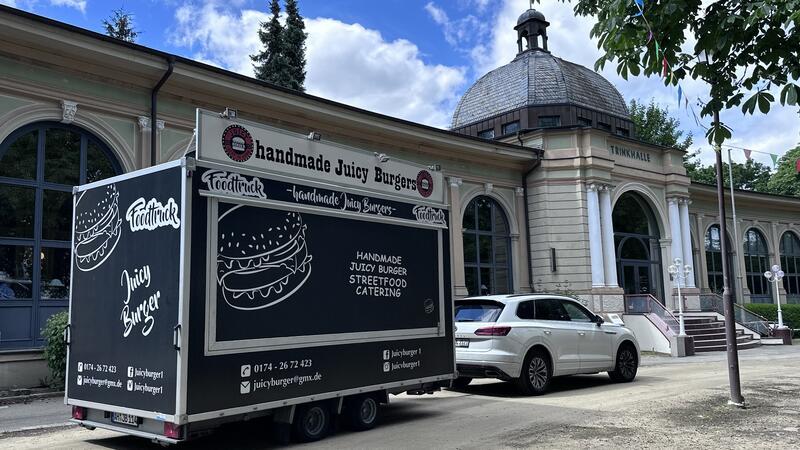 Der erste Verkaufsstand rollt an: Aus ihm heraus werden ab Freitag Juicy Burger verkauft.