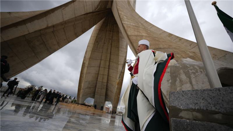 Der erste Weg führte den Papst in Algier zu einem Denkmal.