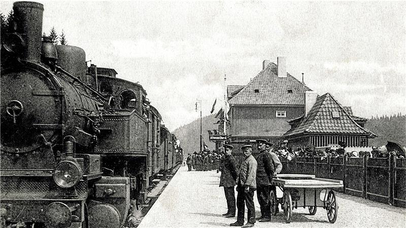Fotokalender: 1914 fährt der erste Zug nach Altenau Der erste Zug erreicht den Altenauer Bahnhof im Jahr 1914. Foto: Archiv Heimatstube