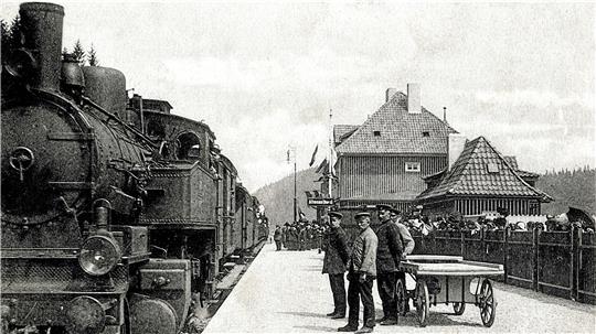 Der erste Zug erreicht den Altenauer Bahnhof im Jahr 1914. Foto: Archiv Heimatstube