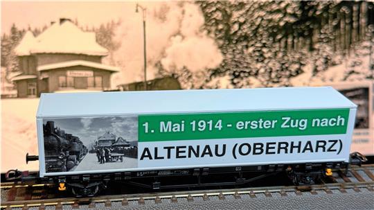 Der erste Zug fährt am 1. Mai 1914 in Altenau ein. Der Modellwagen soll an dieses Ereignis erinnern. Foto: Heimatstube