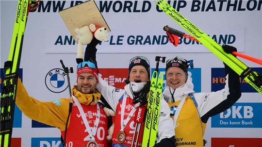 Der erstplatzierte Norweger Tarjei Bo (M), der zweitplatzierte Deutsche Danilo Riethmüller (l) und der drittplatzierte Norweger Johannes Thingnes Bo feiern auf dem Podium.