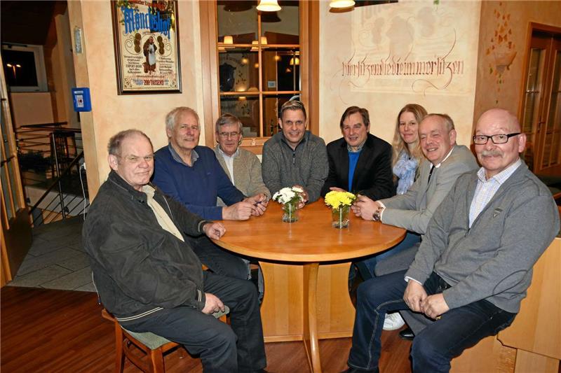 Der erweiterte Vorstand und die Mitglieder mit Meistertiteln freuen sich gemeinsam über die herausragenden Zuchterfolge (v.li.): Heinz-Peter Reimann, Ulrich Neumann, Klaus Lechner, Jens Göttling, Hermann Beer, Sandra Linke, Stephan Müller, Jürgen Ramscheid.  Foto: Mühling