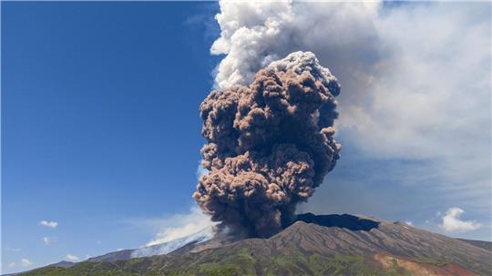 Der etwa 3.350 Meter hohe Ätna bricht mehrmals im Jahr aus und wird von Fachleuten ständig überwacht.