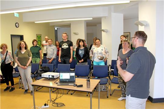 Der externe Referent David Walli gibt TU-Mitarbeiterinnen und -Mitarbeitern Tipps für mehr Bewegung im Alltag. Fotos: Wendt