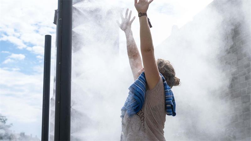 Der feine Wassernebel kühlt die Haut.