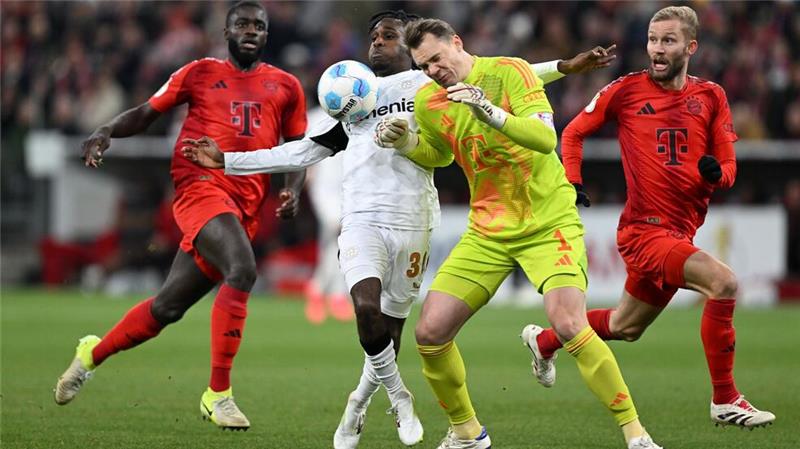 Der ewige Neuer und das schwierige letzte Kapitel Der folgenschwere Moment: Manuel Neuer (r) kracht mit Leverkusens Jeremie Frimpong zusammen.
