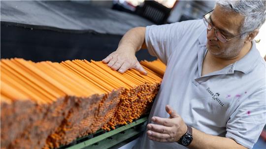 Der fränkische Schreibwarenhersteller Faber-Castell will 130 Stellen in Deutschland abbauen. (Archivbild)