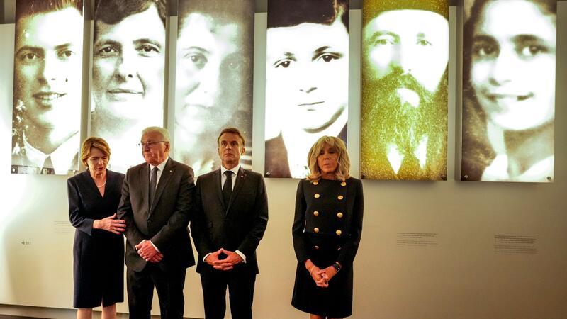 Macron legt Kranz am Holocaust-Denkmal nieder Der franzöisische Präsident Emmanuel Macron (2.v.r) besucht zusammen mit seiner Ehefrau Brigitte (r), Bundespräsident Frank-Walter Steinmeier (2.v.l) und dessen Frau, Elke Büdenbender, das Holocaust-Denkmal.