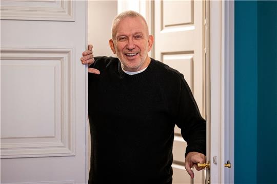 Der französische Modedesigner Jean Paul Gaultier, aufgenommen nach einem Interview. Aus seiner Sicht ist Alter in der Mode immer noch ein Tabu.