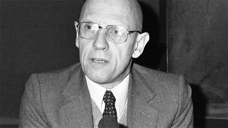 Der französische Philosoph Michel Foucault (1926–1984) beschäftigte sich mit Macht, Überwachung und gesellschaftlichen Normen.
