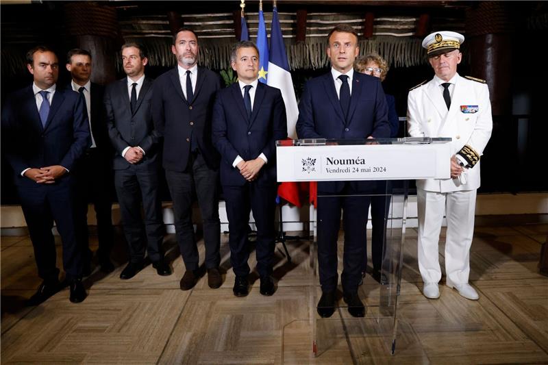 Neukaledonien-Krise: Macron hält strittige Reform zurück Der französische Präsident Emmanuel Macron (2.v.r) hält eine Rede in der Residenz des Hochkommissars von Neukaledonien.