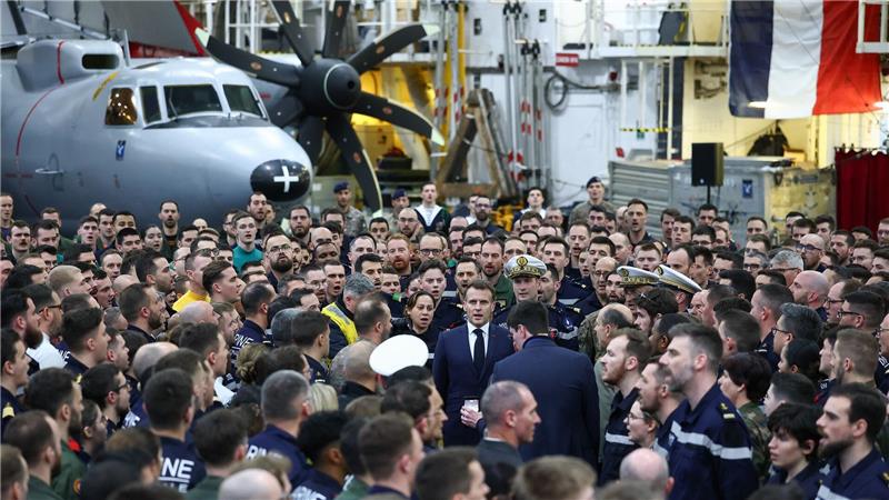Der französische Präsident Emmanuel Macron (M) singt die Nationalhymne mit der Besatzung des französischen Flugzeugträgers Charles de Gaulle während seines Besuchs in Zypern.