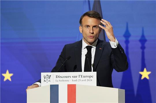 Der französische Präsident Emmanuel Macron fordert eine europäische Verteidigungsstrategie mit einer gemeinsamen Rüstungsindustrie und einer über Fonds der EU finanzierte beschleunigte Aufrüstung.