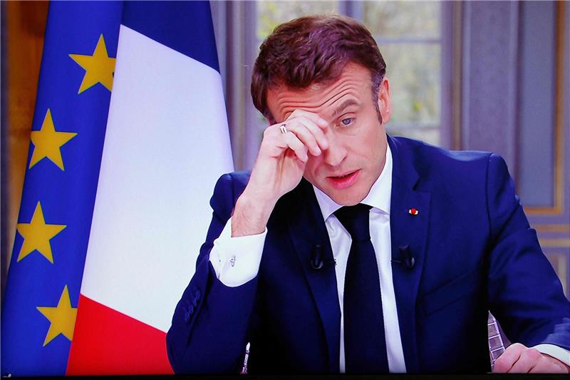 Macron will im Rentenstreit beschwichtigen und eckt an Der französische Präsident Emmanuel Macron ist auf dem Bildschirm zu sehen, als er während eines Fernsehinterviews aus dem Elysee-Palast in Paris spricht.