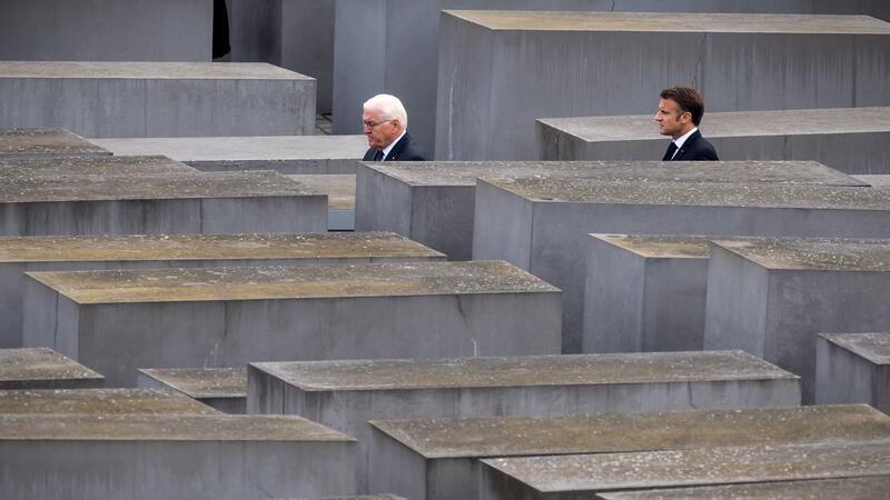 Macron legt Kranz am Holocaust-Denkmal nieder Der französische Präsident Emmanuel Macron (r) besucht zusammen mit Bundespräsident Frank-Walter Steinmeier das Holocaust Mahnmal in Berlin.