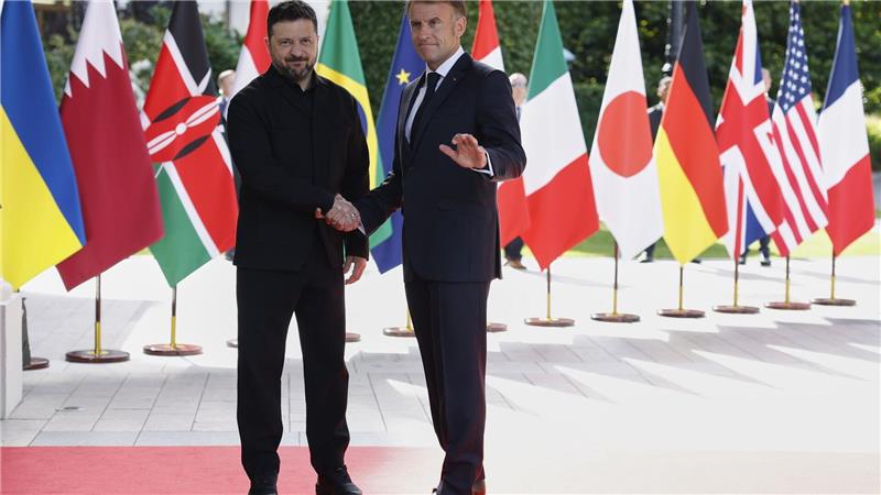 Merz: „Tag der Hoffnung“ für Ukraine und Golfregion Der französische Präsident Emmanuel Macron (r) empfängt Wolodymyr Selenskyj, Präsident der Ukraine, im Hotel Royal anlässlich des G7-Gipfels.