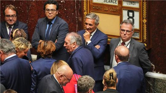 Der französische Premierminister Francois Bayrou verlässt die Nationalversammlung, nachdem er eine Vertrauensabstimmung im Parlament verloren hat.