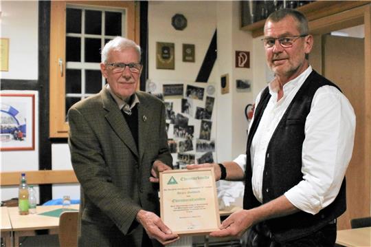 Der frisch gewählte Vorsitzende Folkert Grahlman (re.) übergibt seinem Vorgänger Jürgen Nothdurft die Ehrenurkunde für 27 Jahre im Vorstand. Foto: Skuza