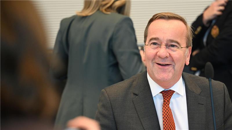 Koalitionsstreit über Wehrdienst eskaliert Der fröhliche Eindruck täuscht: In der SPD-Fraktionssitzung gab es von Verteidigungsminister Boris Pistorius sehr kritische Töne zum Wehrdienstvorschlag der Union.