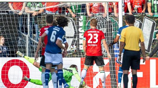 Der frühere 96-Profi Louis Oppie zum 2:0 für Arminia Bielefeld.