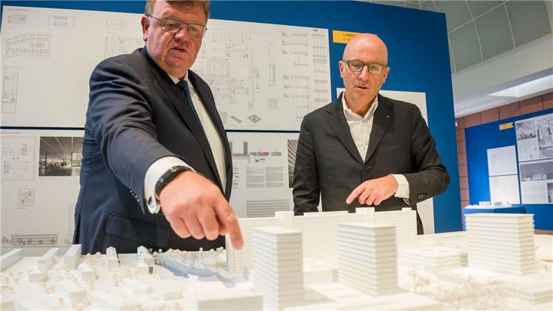 Der frühere Bundesbank-Vorstand Johannes Beermann (links) zeigt den ursprünglich geplanten Campus. (Archvbild)