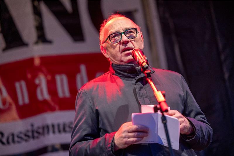 „Give Peace a Chance!”: „Arsch-huh”-Friedensdemo in Köln Der frühere Bundesvorsitzende der SPD: Norbert Walter-Borjans.