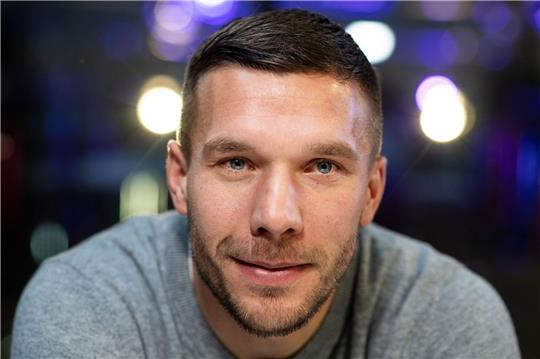 Der frühere Fußall-Nationalspieler Lukas Podolski ist zum dritten Mal Vater geworden.
