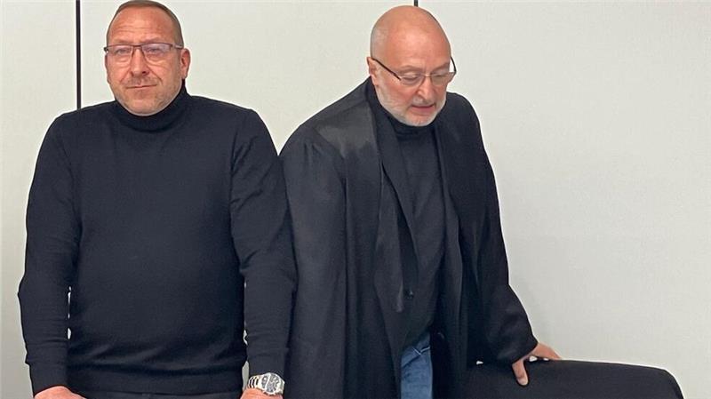 Der frühere Messdiener Jens Windel (links) wird von Rechtsanwalt Christian Roßmüller unterstützt.