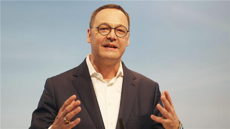 Neuer Chef von DB Cargo baut fast die Hälfte der Stellen ab Der frühere Stahlmanager Bernhard Osburg hat inzwischen bei DB Cargo das Sagen und will die Kehrtwende schaffen. (Archivbild)