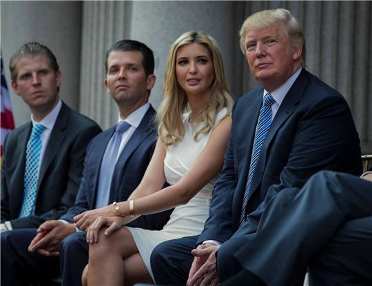 Der frühere US-Präsident Donald Trump (r) mit seinen Kindern Eric Trump (l-r), Donald Trump Jr. und Ivanka Trump. Trumps Tochter soll vor einer Grand Jury unter anderem zur Rolle Trumps beim Sturm auf das US-Kapitol aussagen.