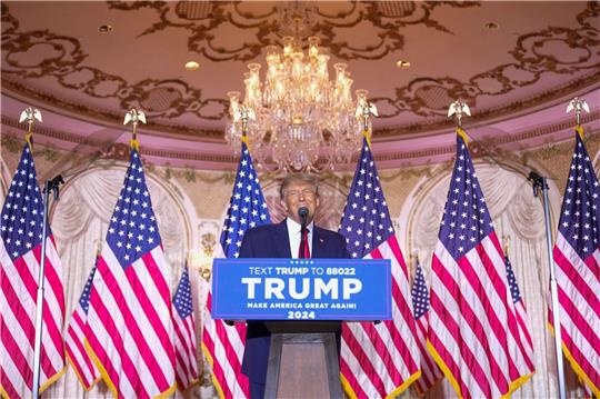 Der frühere US-Präsident Donald Trump spricht in seinem Anwesen Mar-a-Lago.