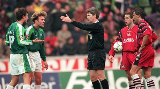 Der frühere Werder-Profi Thomas Wolter (2.v.l.) wird beim Erstrundenspiel seines Ex-Clubs HEBC am Dienstag gegen Borussia Dortmund im Stadion sein. (Archivbild)