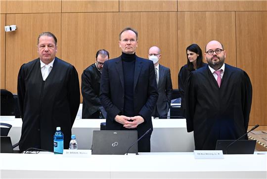 Der frühere Wirecard-Vorstandschef Markus Braun (M.) zwischen seinen Anwälten Alfred Dierlamm (l,) und Nico Werning.