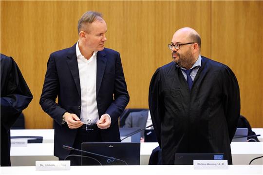 Der frühere Wirecard-Vorstandschef Markus Braun (l) im Gerichtssal neben seinem Rechtsanwalt Nico Werning.