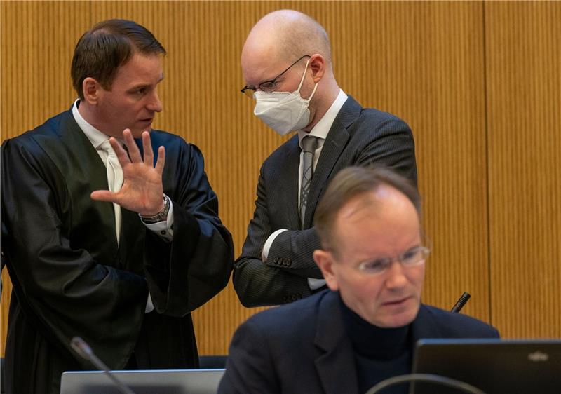 Der frühere Wirecard-Vorstandschef Markus Braun (vorne) im Gerichtssaal. Im Hintergrund der Mitangeklagte Oliver Bellenhaus (r.) mit seinem Anwalt Florian Eder.