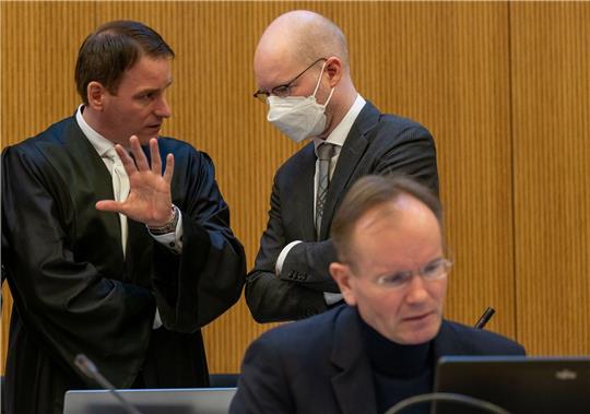 Der frühere Wirecard-Vorstandschef Markus Braun (vorne) im Gerichtssaal. Im Hintergrund der Mitangeklagte Oliver Bellenhaus (r.) mit seinem Anwalt Florian Eder.