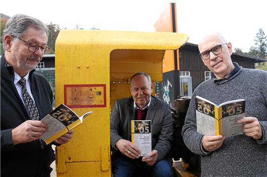 Der fünfte Teil der Reihe „Rammelsberger Leitfaden“ ist da: Herbert Westermann (von links), Gerhard Lenz und Hans-Georg Dettmer stellen das neue Buch über die Grubenbahn und ihre Tour vor.  Foto: Hartmann