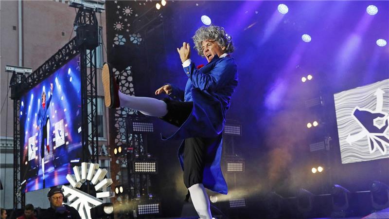 Finne gewinnt Luftgitarren-WM in der Heimat Der für Deutschland angetretene Kandidat Patrick Culek belegte als „Van Airhoven“ in diesem Jahr den vierten Platz.