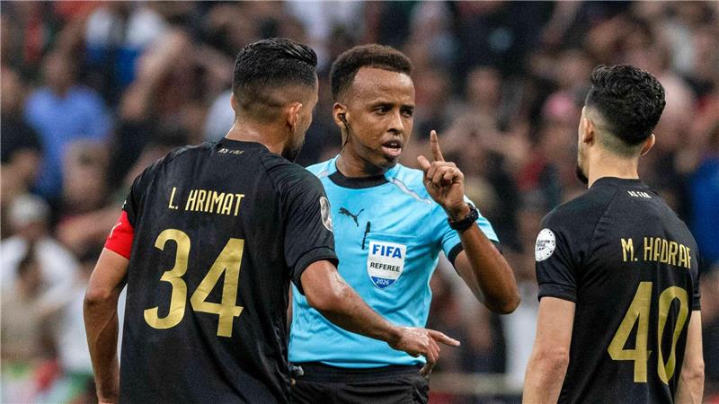 Nach US-Verbot: Schiri Artan in Somalia begeistert empfangen Der für die Fußball-WM vorgesehene Schiedsrichter Omar Artan durfte nicht in die USA einreisen. (Archivbild)