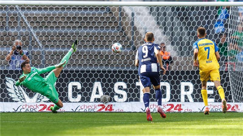 Paderborner Doppelpacker Bilbija und Infekt stoppen Hertha Der gebürtige Berliner Filip Bilbija (r) feiert eine gelungene Rückkehr in seine Heimatstadt.