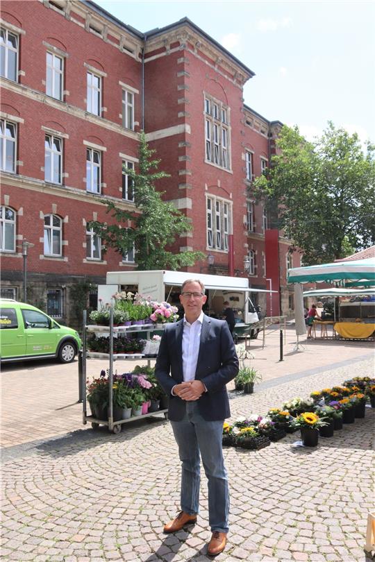 Der gebürtige Hornburger und Wahl-Einbecker Dr. Andreas Kroll vor dem Jacobson-Haus inmitten der Seesener Innenstadt. Foto: Neddermeier