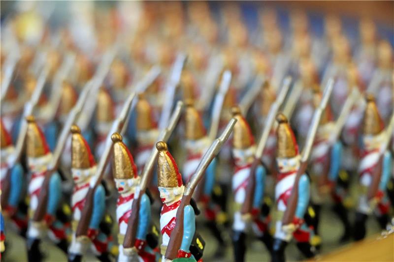 Der gebürtige Schlesier baute aus Zinnsoldaten eine ganze Armee Friedrichs des Großen auf. Rund sieben Stunden benötigt er, um eine Figur herzustellen.