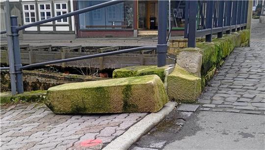Der gefallene Pfosten an der Domstraßen-Brücke muss bis zum Versicherungstermin dort liegen bleiben, heißt es aus der Stadtverwaltung. Foto: Privat