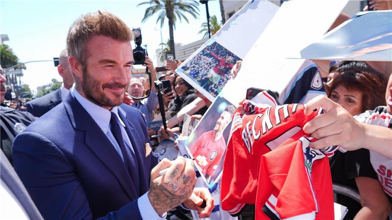 Victoria Beckham sorgt mit Spice-Girls-Spruch für Lacher Der gefeierte Fußballstar gab Autogramme.