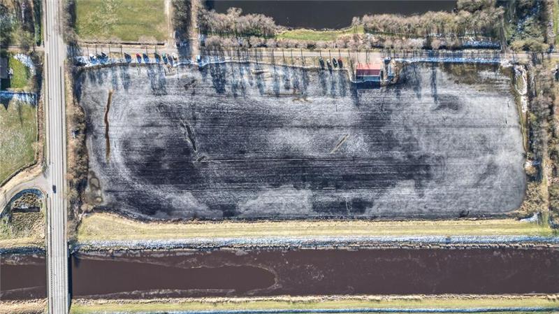 Wintervergnügen - Ostfriesen „schöfeln“ auf gefrorenem Acker Der gefrorene Acker in der Gemeinde Moormerland ist eine XXL-Eisfläche.