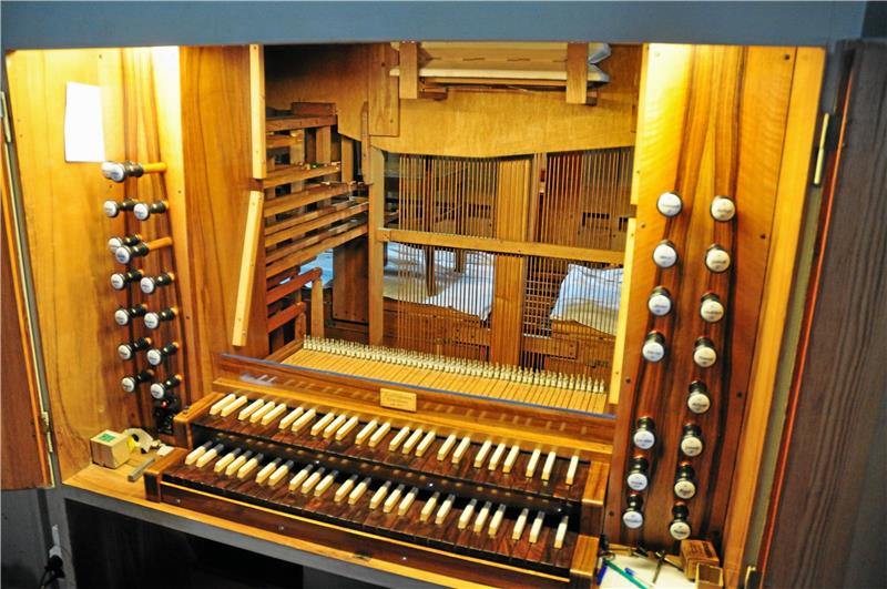 Der geöffnete Spielschrank der Frankenberger Orgel: Links und rechts sind die neuen Registerknöpfe zu sehen, über den beiden Tastaturen ist die „Traktur“, die Verbindung von der Taste zum Ton zu entdecken. Linker Hand setzen sich die hölzernen Registertrakturen, die die Klangfarben einschalten, fort.  Fotos: Jelinski