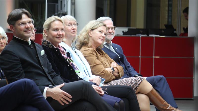 40 Jahre Sympatec: Emotionale Geburtstagsfeier und Gedenken Der geschäftsführende Gesellschafter Dr. Sebastian Röthele (l.) moderiert den Festakt zum 40. Geburtstag der Sympatec.