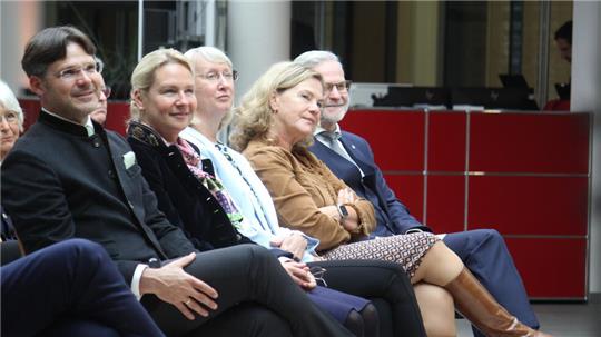 Der geschäftsführende Gesellschafter Dr. Sebastian Röthele (l.) moderiert den Festakt zum 40. Geburtstag der Sympatec.