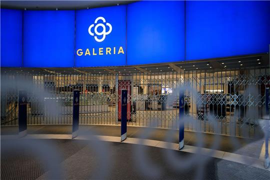 Der geschlossene Eingang der Galeria Kaufhof in der Innenstadt von Leipzig. Die Filiale am Neumarkt schließt Ende Juni 2023.